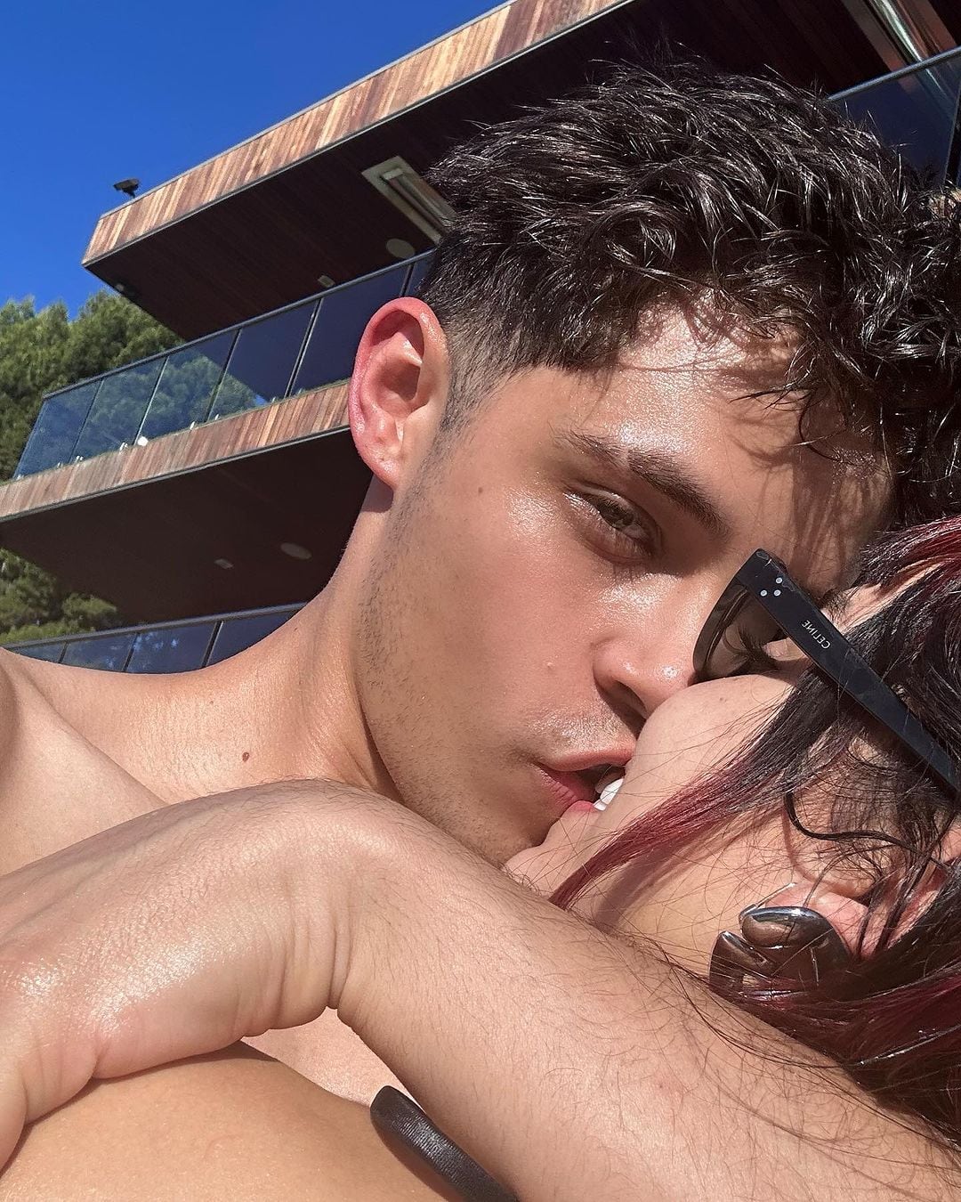 Danna Paola muy enamorada de Alex Hoyer.