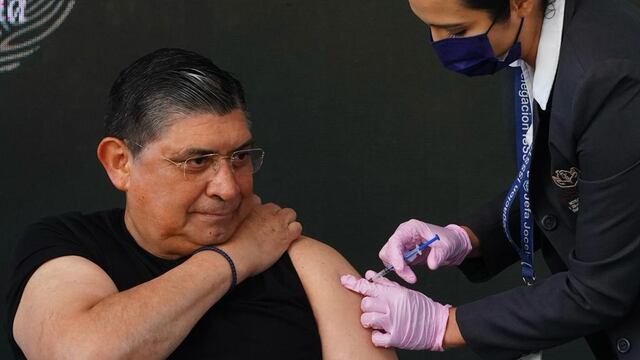 Luis Cresencio Sandoval, secretario de Defensa recibe dosis de refuerzo anticovid-19