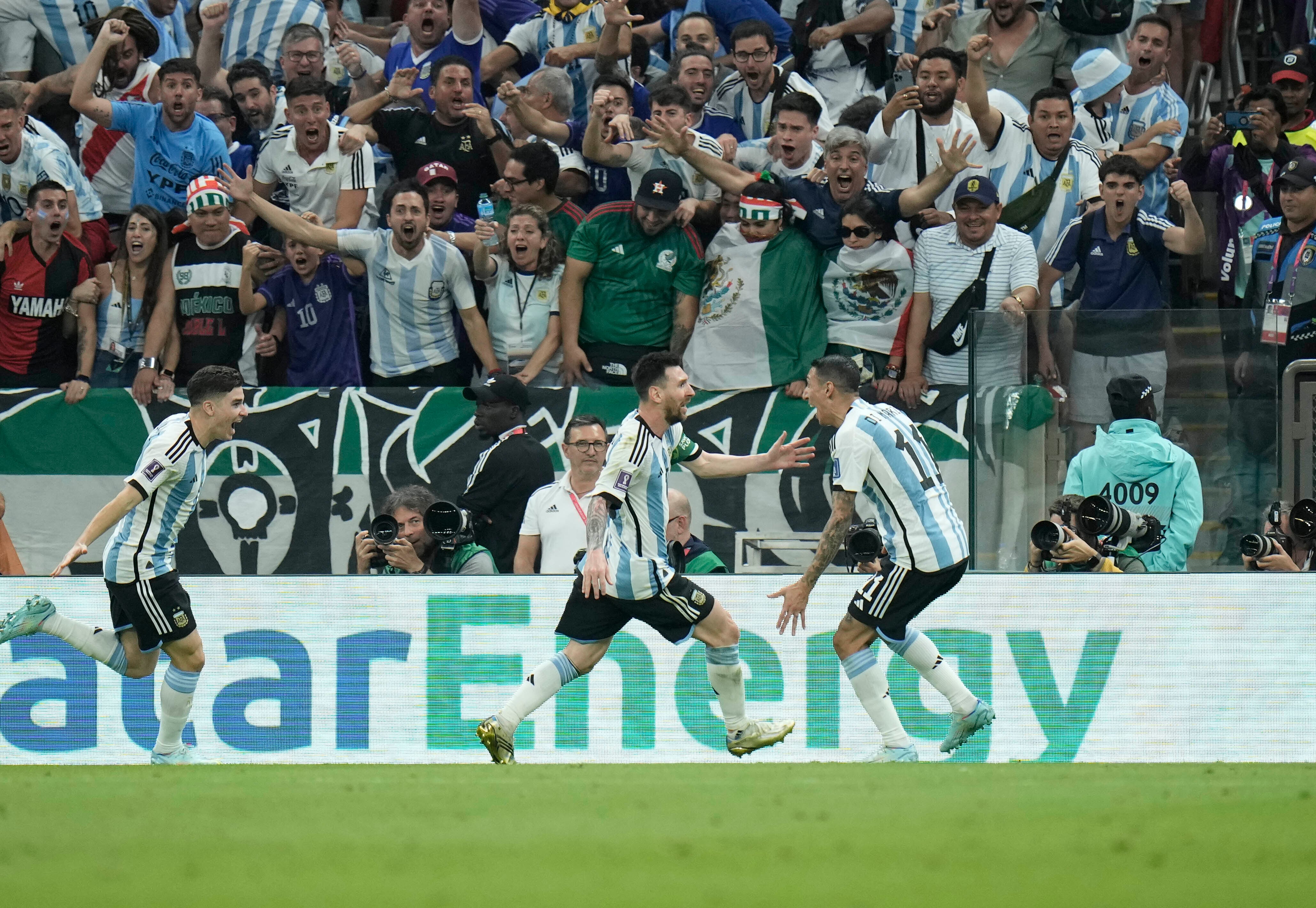 Lionel Messi festeja su gol ante México