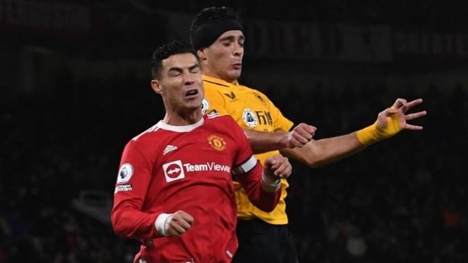 Raúl Jiménez y Cristiano Ronaldo (Foto: Paul ELLIS / AFP)