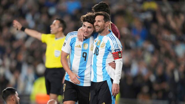 Lionel Messi con Julián Álvarez.
