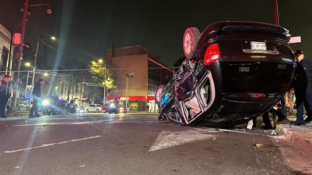 Choque patrulla CDMX y auto particular en Avenida Bucareli