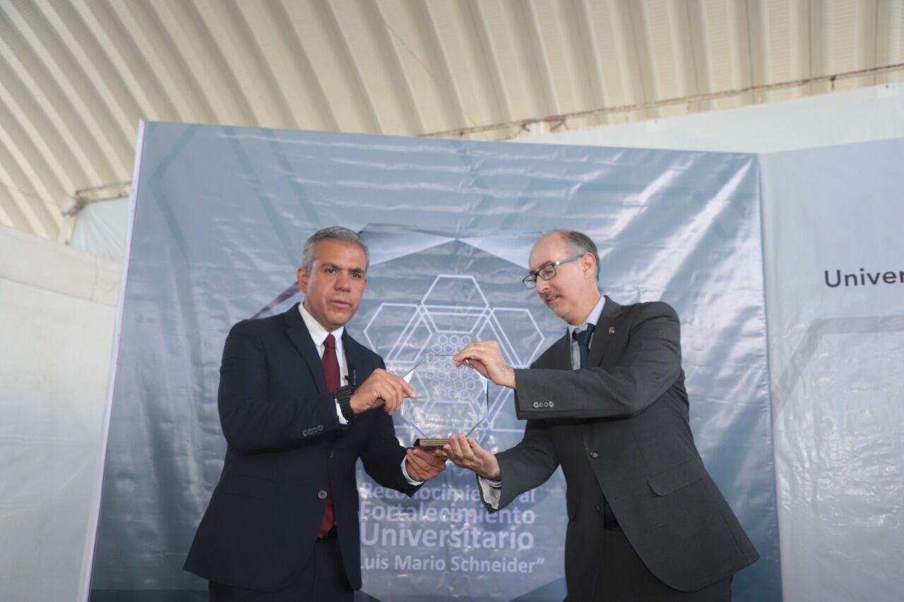 Fernando Vilchis recibe distinción de la UAEM.