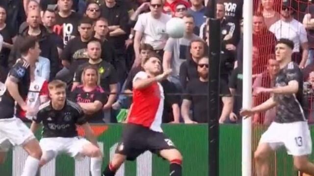 Santiago Giménez ante el Ajax.