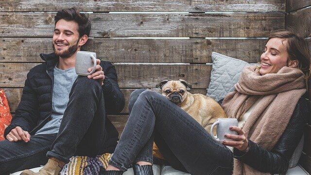 Pareja con mascota