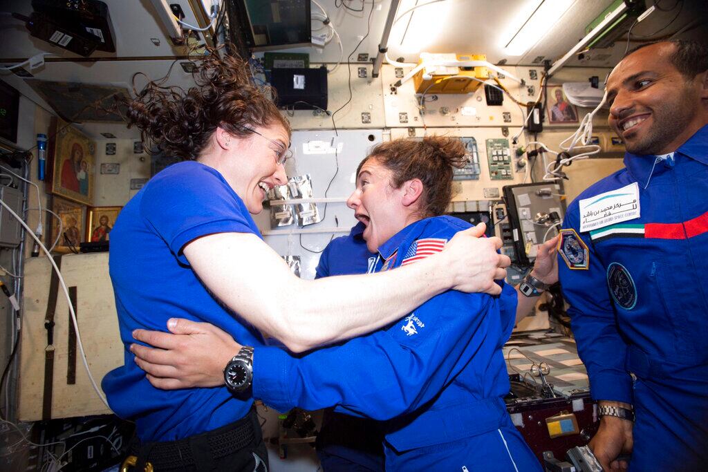 Astronautas Christina Koch y Jessica Meir, ambas estadounidenses.