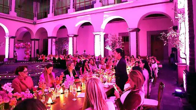 Claudia Sheinbaum se reúne con 100 mujeres lideres