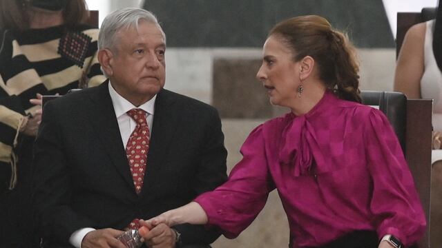 El presidente AMLO y Beatriz Gutiérrez en la inauguración del AIFA