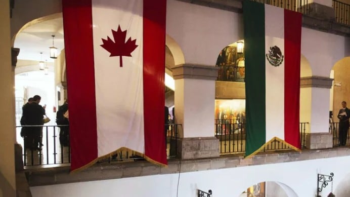 Banderas de Canadá y México. Visita exprés de delegación canadiense.