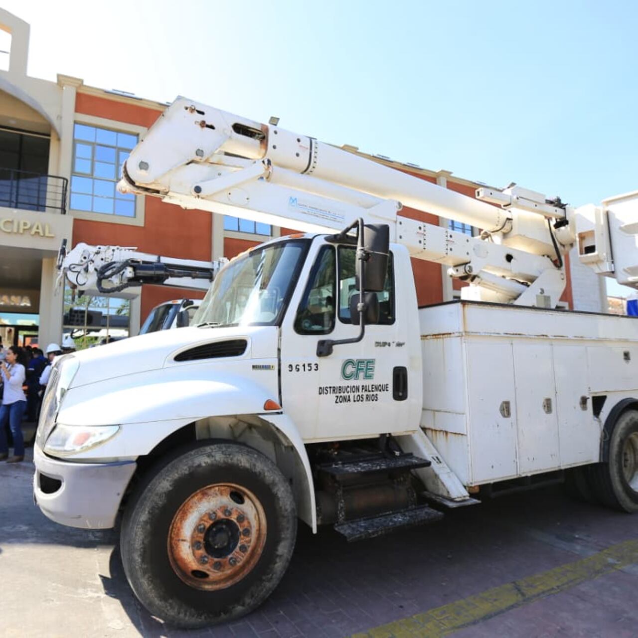 Javier May y CFE despliegan brigadas para atender apagones en Tabasco