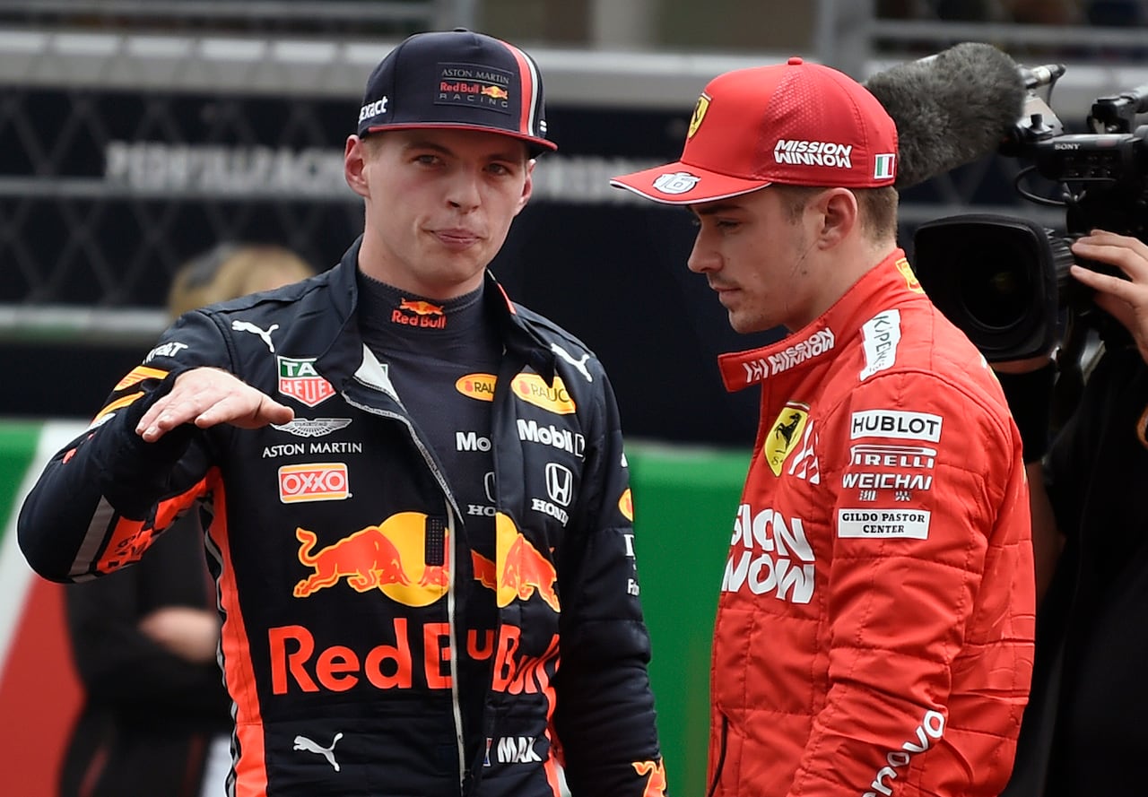 Verstappen y Leclerc charlan en el AHR