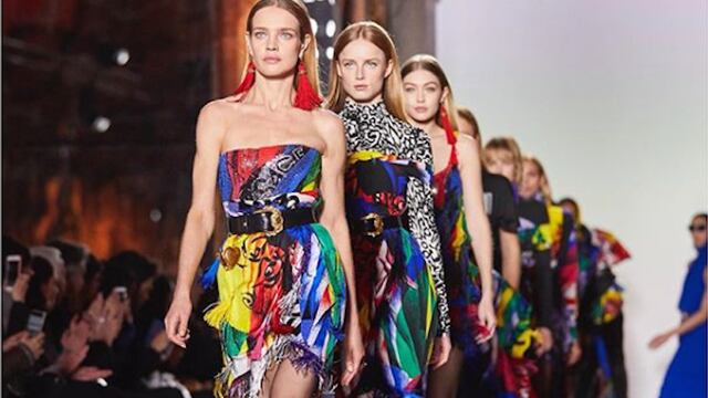 diseños Versace en pasarela
