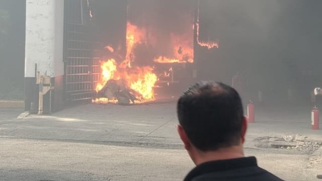Baterías para vehículos eléctricos desatan incendio en una agencia de autos de la GAM