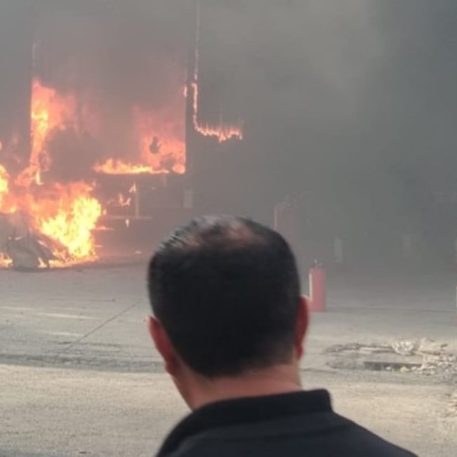 Baterías para vehículos eléctricos desatan incendio en una agencia de autos de la GAM