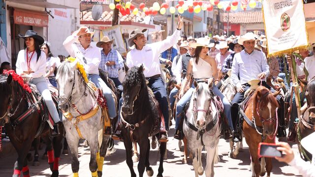 Alejandro Armenta lidera cabalgata en Chignahuapan