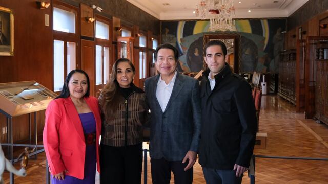 Mara Lezama y Mario Delgado al centro