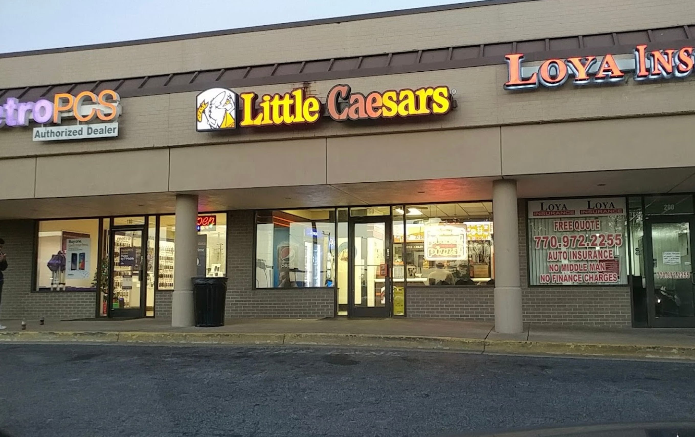 Denuncian letrero amenazante en Little Caesars en Estados Unidos.