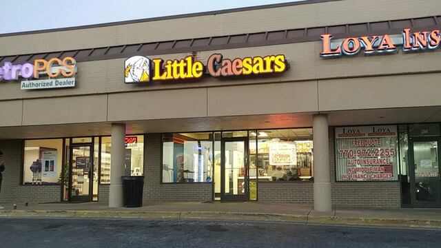 Denuncian letrero amenazante en Little Caesars en Estados Unidos.