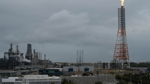 Protestan en Pemex para exigir reubicación de escuelas cercanas a Dos Bocas