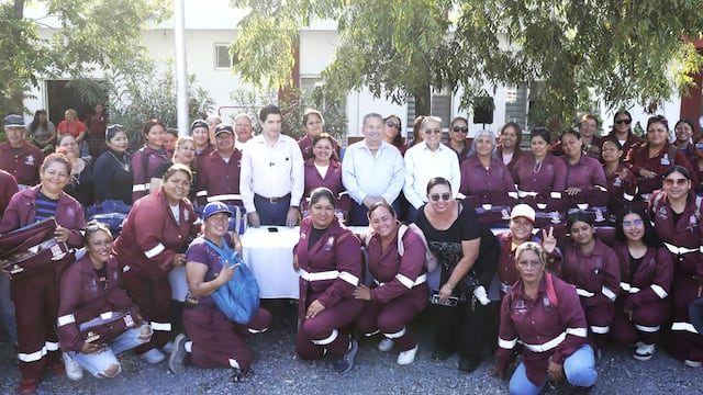Escobedo entrega uniformes a cuadrillas de limpieza.