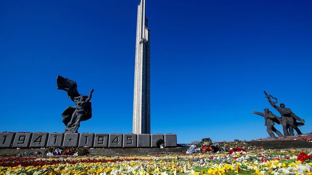 Para Rusia es inaceptable que se derriben monumentos soviéticos