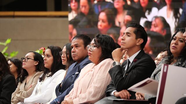 Mario Delgado encabeza entrega de mil 899 títulos de Licenciatura