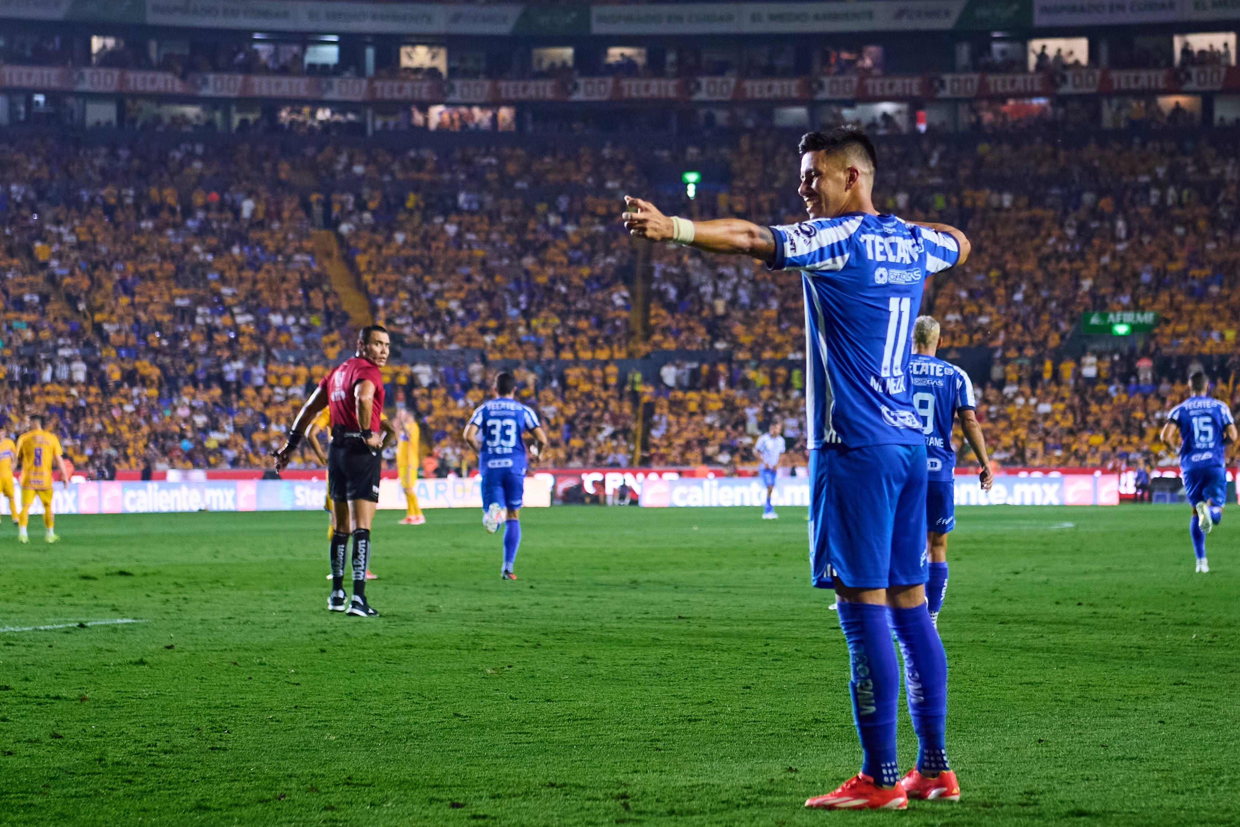 Maximiliano Meza celebrando su gol del Clásico Regio