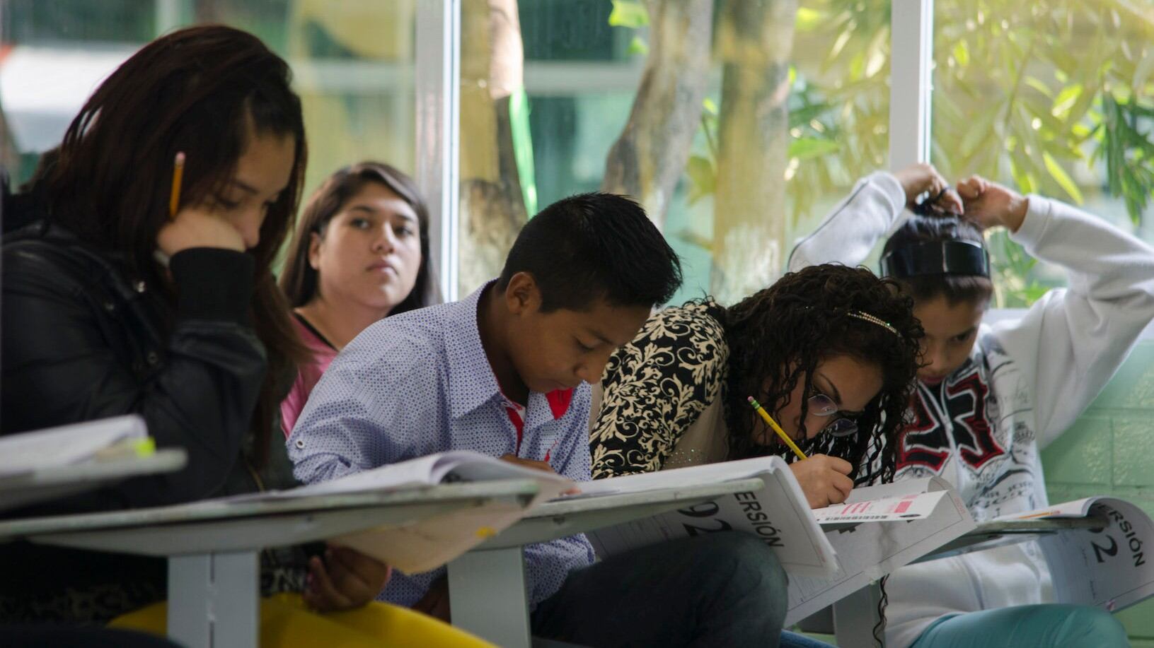 Alumnos aplicando examen de Comipems.