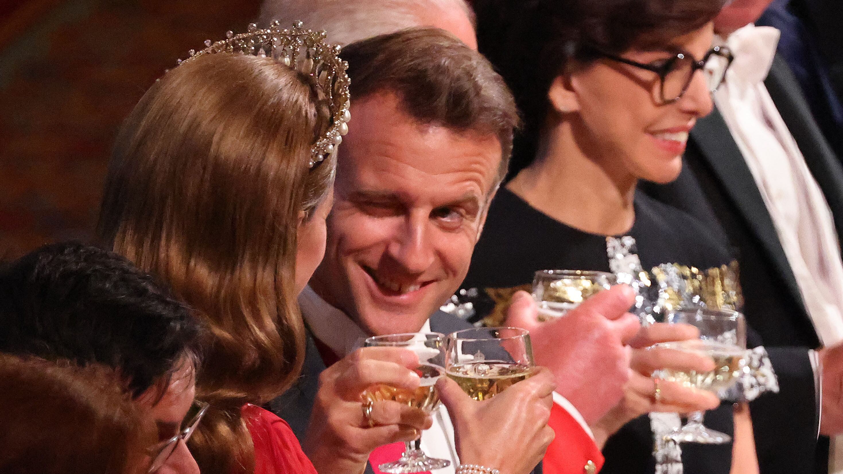 Captan coqueteo de Emmanuel Macron a Kate Middleton durante cena de Estado