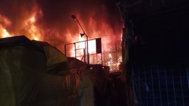 El incendio afecta la nave mayor del popular mercado.