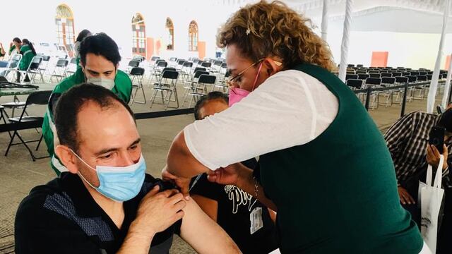 Arturo Herrera recibe vacuna