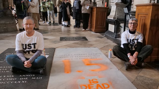 Activistas vandalizaron la tumba de Charles Darwin en Londres