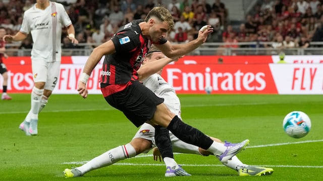 Santiago Giménez en el AC Milan.