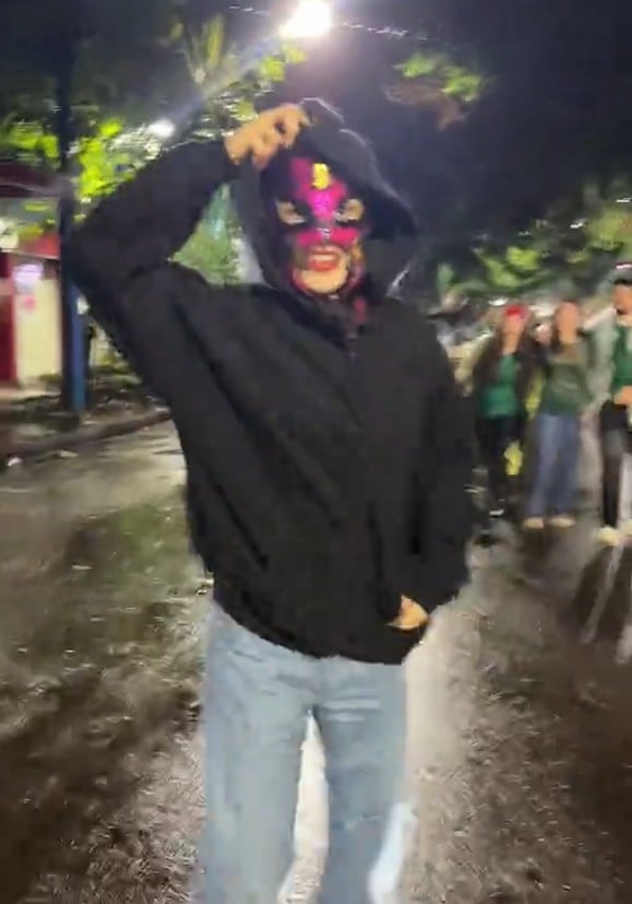 Kenia Os celebró el triunfo de México en el Ángel con máscara de luchador