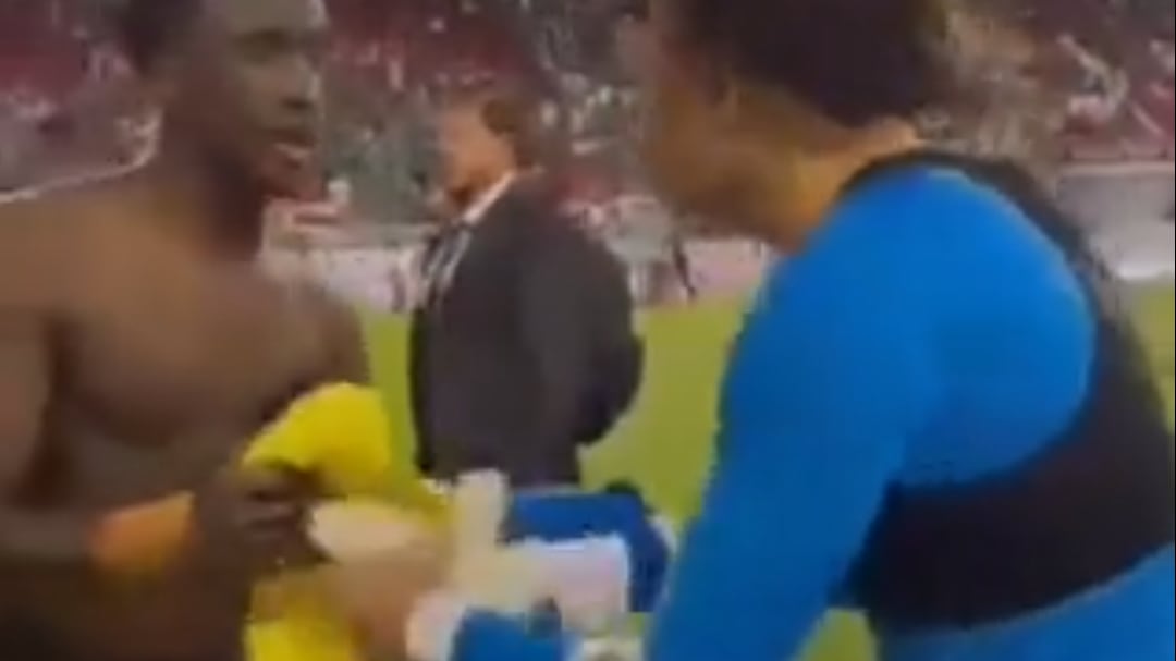 Todos quieren un recuerdo de Memo Ochoa; portero de Qatar le pide su jersey