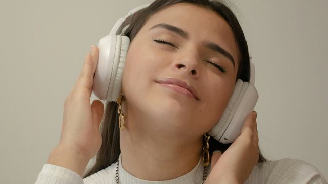 Mujer escuchando música