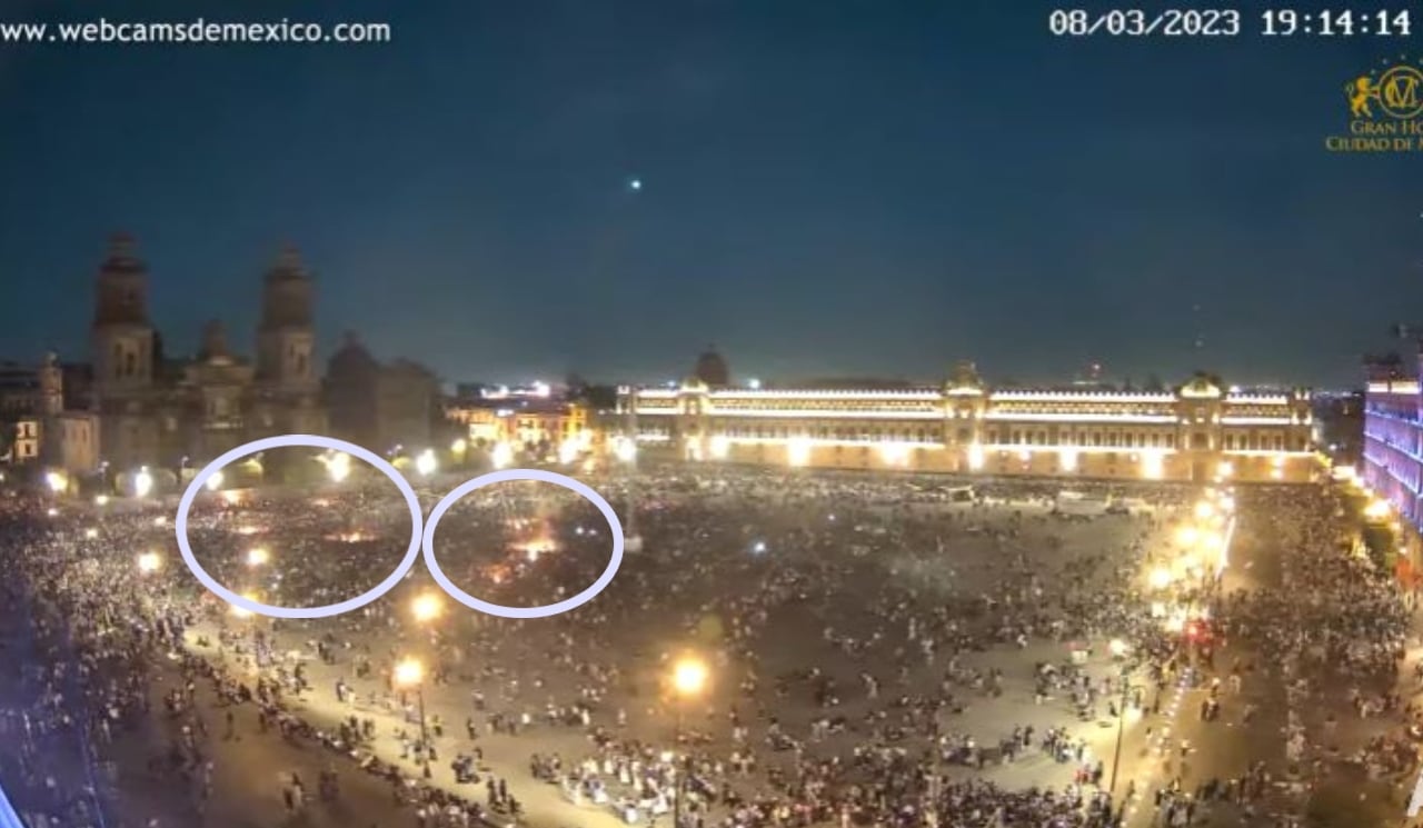 Encienden fogatas en la plancha del Zócalo de la CDMX tras marcha del 8 de marzo