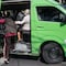 VIDEO: mujeres fingen vender dulces para asaltar a pasajeros de combi en Ecatepec