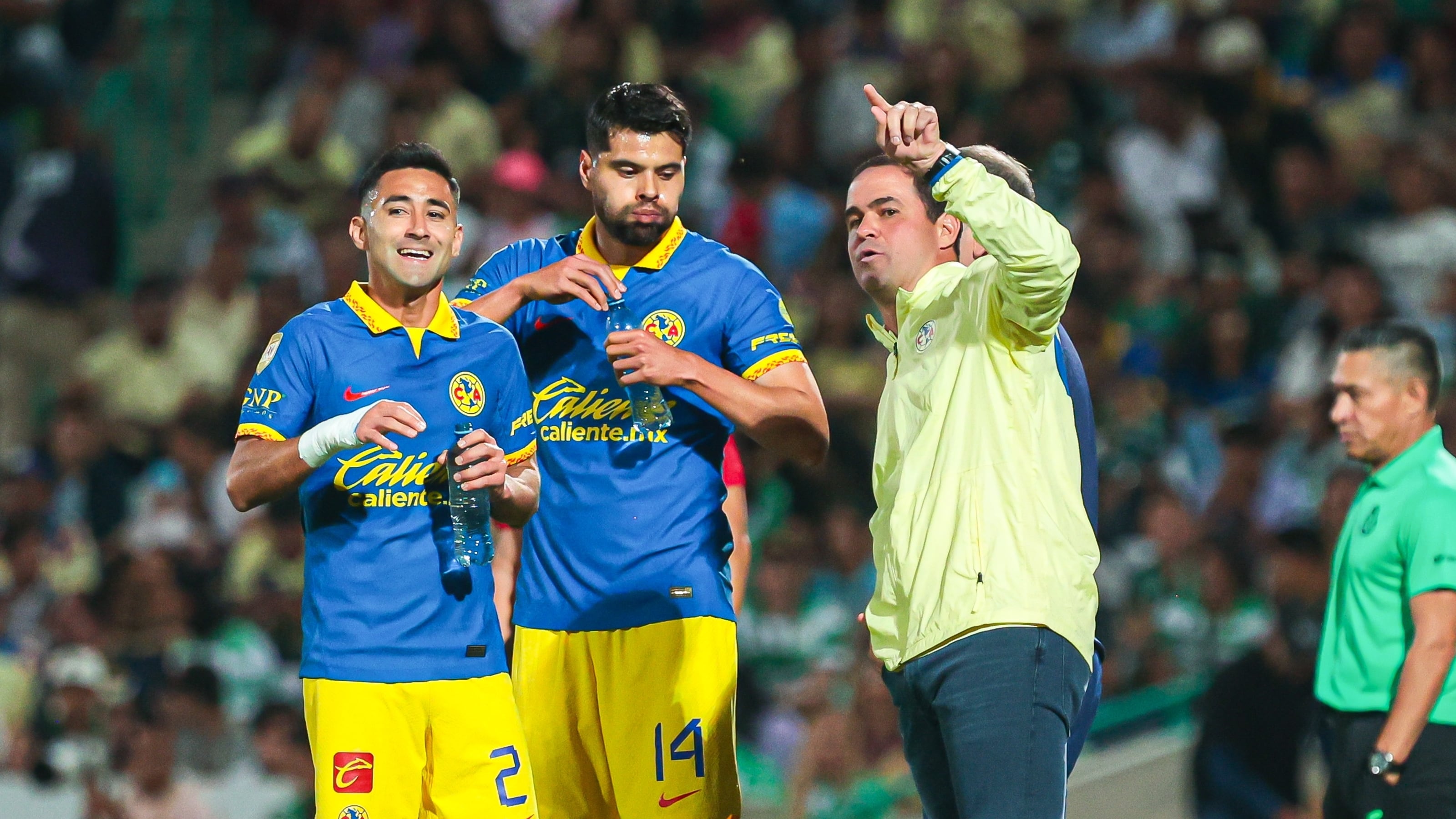 André Jardine le da indicaciones a Luis Fuentes y Néstor Araujo de Club América.