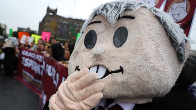 Una botarga del presidente de México, Andrés Manuel López Obrador, es llevada por sus simpatizantes para la despedida del mandatario mexicano