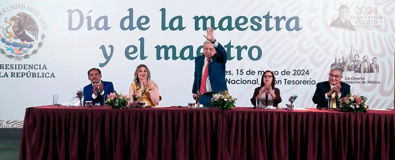 AMLO en la conmemoración del Día del Maestro