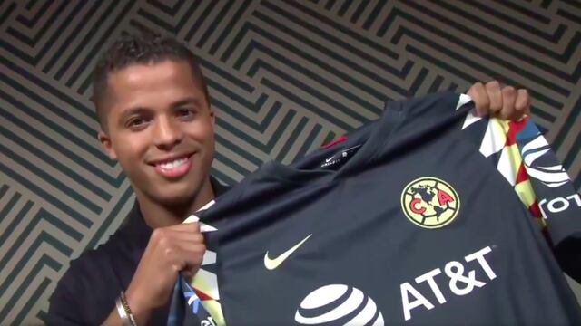 Gio ya posó con la camiseta azulcrema
