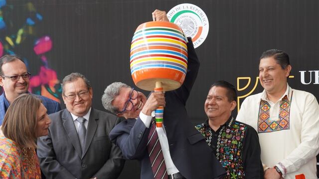 Ricardo Monreal hizo trampa al jugar con un balero