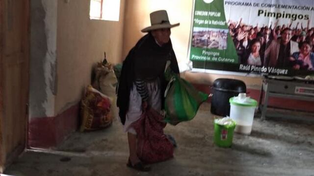 Abuelita comparte comida