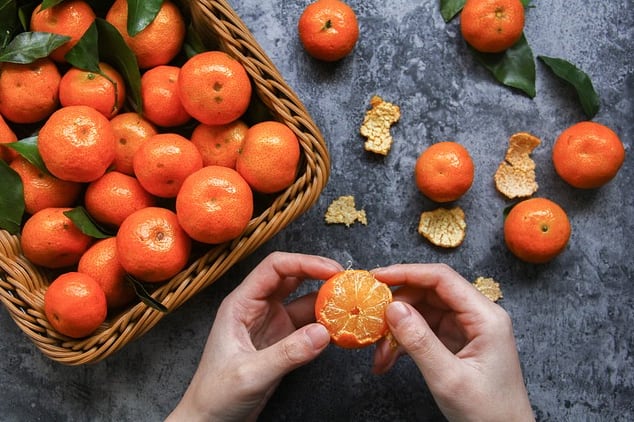 Colocar mandarinas y naranjas para recibir el Año Nuevo Chino