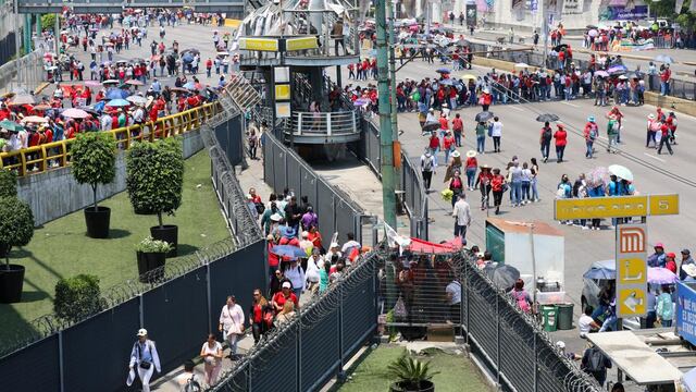 Maestros de la CNTE bloquean accesos en el AICM y Circuito Interior