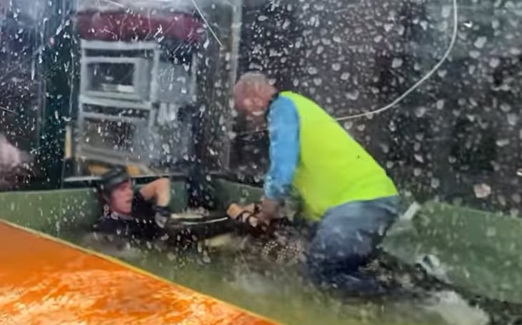 Entrenadora es mordida por un caimán.