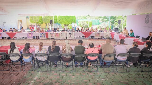 Evelyn Salgado se reúne con padres de normalistas de Ayotzinapa