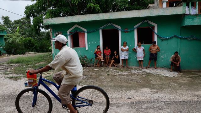 Habitantes de la comunidad de Ek Balam, donde se impulsa el turismo comunitario y economía social en la ruta del Tren Maya.