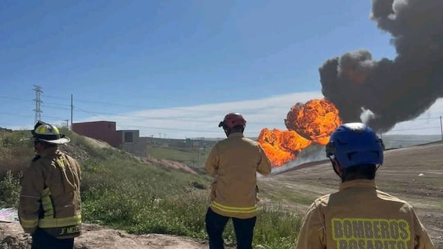 Incendio en ducto de Pemex en Playas de Rosarito
